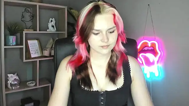 Snapshot of SweetLilyxo chatting on 06/07/26, 01:37 SweetLilyxo online show from 06/07/26, 01:37