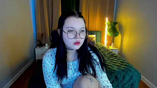 Snapshot of Kira_G0ld chatting on 03/06/26, 01:02 Kira G0ld online show from 03/06/26, 01:02