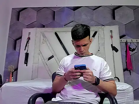 Snapshot of GoldenBoyM chatting on 05/26/26, 03:35 GoldenBoyM online show from 05/26/26, 03:35