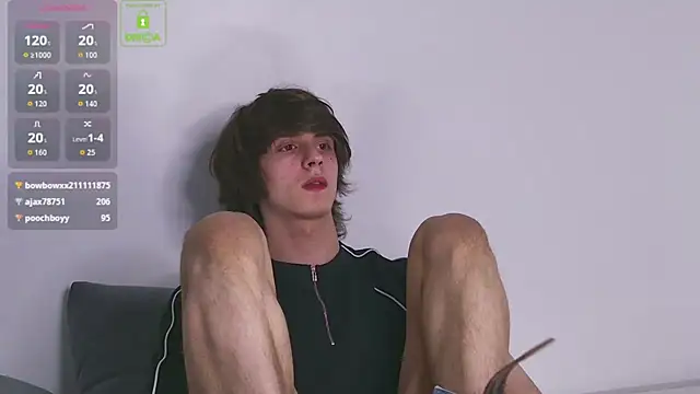 Snapshot of HoogWilder chatting on 04/21/26, 01:42 HoogWilder online show from 04/21/26, 01:42
