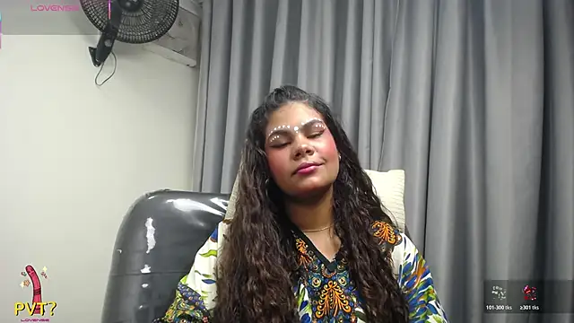 Snapshot of yaazhinii chatting on 03/20/26, 12:10 yaazhinii online show from 03/20/26, 12:10