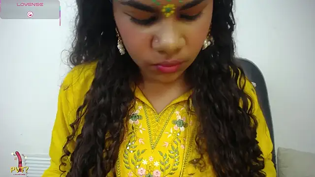 Snapshot of yaazhinii chatting on 05/20/26, 12:11 yaazhinii online show from 05/20/26, 12:11