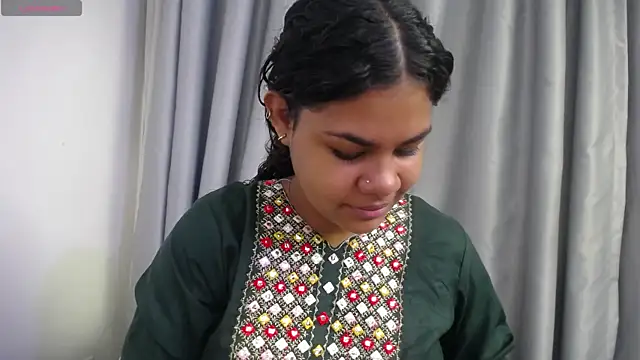 yaazhinii online show from 06/16/26, 11:46