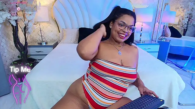 Snapshot of YazminJenner chatting on 04/28/26, 04:50 YazminJenner online show from 04/28/26, 04:50