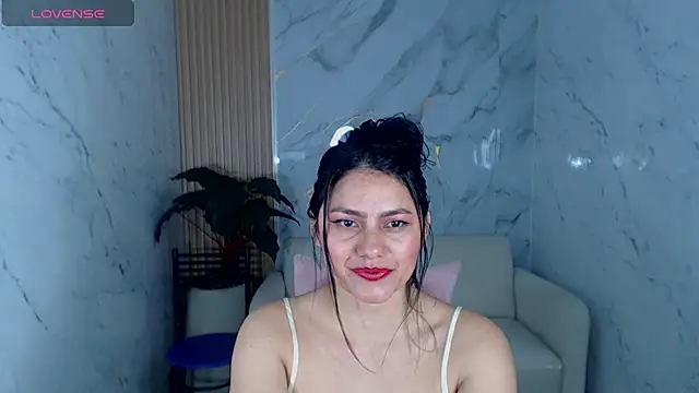 Snapshot of rox_luxury_tf chatting on 03/06/26, 01:07 rox luxury tf online show from 03/06/26, 01:07