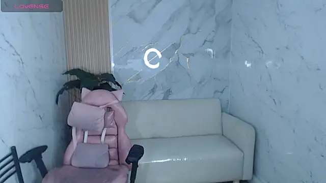 Snapshot of rox_luxury_tf chatting on 03/08/26, 01:37 rox luxury tf online show from 03/08/26, 01:37
