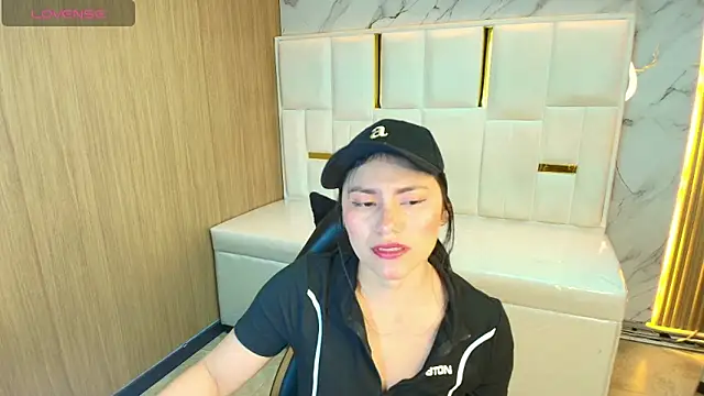 Snapshot of rox_luxury_tf chatting on 03/23/26, 01:15 rox luxury tf online show from 03/23/26, 01:15