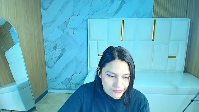 Snapshot of rox_luxury_tf chatting on 04/20/26, 01:25 rox luxury tf online show from 04/20/26, 01:25