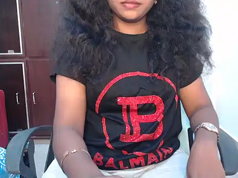 Snapshot of VixenNandhu chatting on 04/14/26, 04:13 VixenNandhu online show from 04/14/26, 04:13