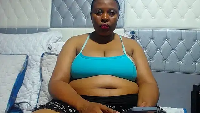 Snapshot of SEXYBUSTYEBONYXX chatting on 04/19/26, 05:01 SEXYBUSTYEBONYXX online show from 04/19/26, 05:01