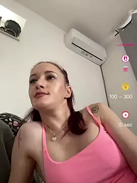 Snapshot of Roxyfoxyyy chatting on 06/15/26, 06:26 Roxyfoxyyy online show from 06/15/26, 06:26