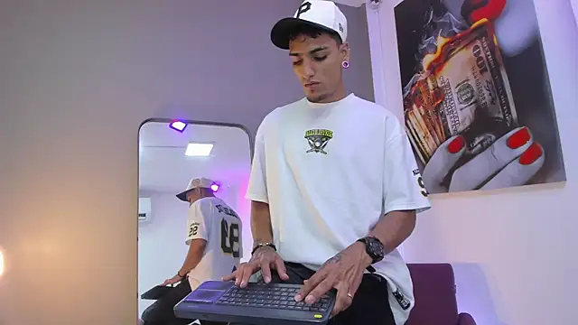 dennis kinsey online show from 05/03/26, 07:42