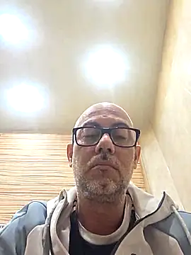Snapshot of pareja47 chatting on 04/06/26, 01:56 pareja47 online show from 04/06/26, 01:56