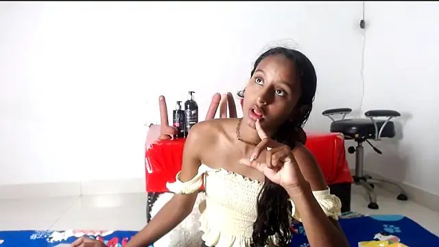 Snapshot of valeryskinnyvagi chatting on 06/10/26, 01:43 valeryskinnyvagi online show from 06/10/26, 01:43