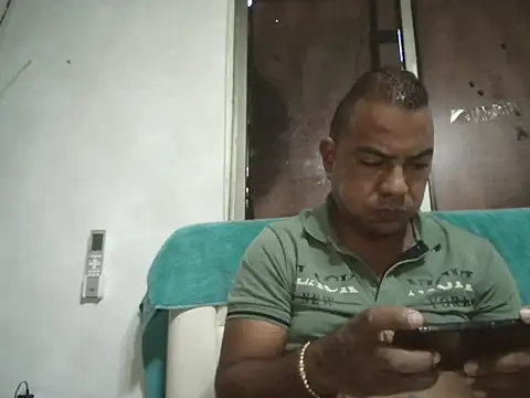 Snapshot of Quillero18 chatting on 02/26/26, 03:33 Quillero18 online show from 02/26/26, 03:33