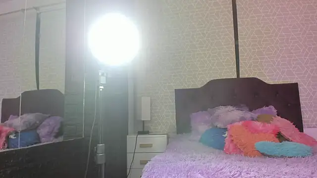 Snapshot of Sara_Love_1 chatting on 04/25/26, 03:31 Sara Love 1 online show from 04/25/26, 03:31