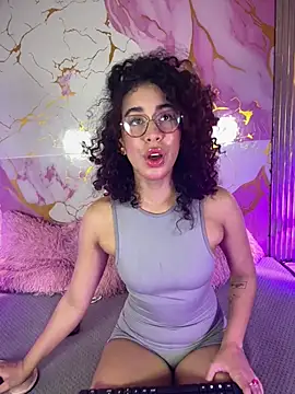 Snapshot of Woo_isDaphne chatting on 04/13/26, 10:59 Woo isDaphne online show from 04/13/26, 10:59
