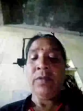 Snapshot of Loomaraj chatting on 04/18/26, 02:43 Loomaraj online show from 04/18/26, 02:43