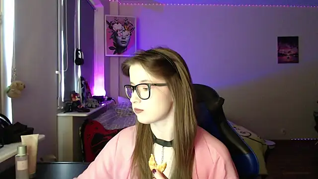 Snapshot of LunaXcherry chatting on 04/07/26, 04:40 LunaXcherry online show from 04/07/26, 04:40