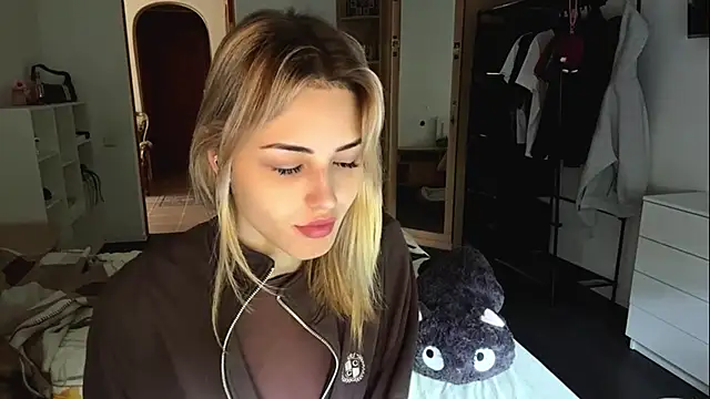 Snapshot of Evva_mayy chatting on 06/12/26, 05:50 Evva mayy online show from 06/12/26, 05:50
