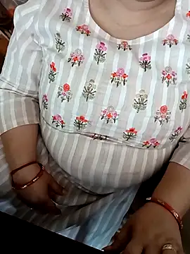 Snapshot of Simran_008 chatting on 04/08/26, 06:13 Simran 008 online show from 04/08/26, 06:13