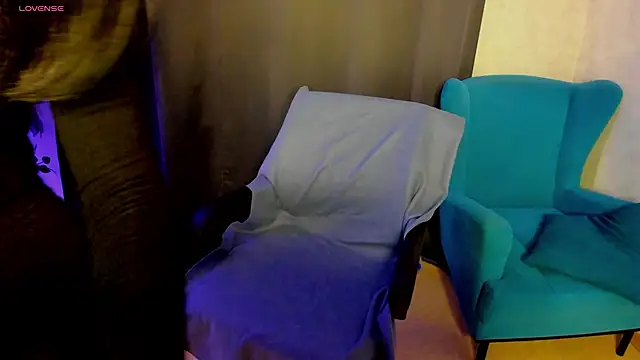 Snapshot of little__isabel chatting on 05/20/26, 01:34 little isabel online show from 05/20/26, 01:34