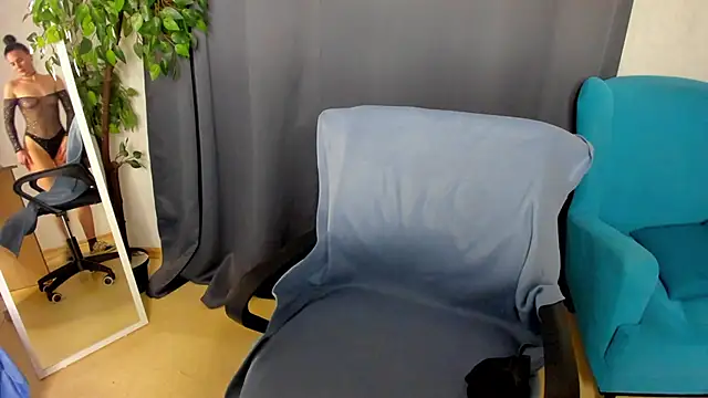 Snapshot of little__isabel chatting on 05/21/26, 07:59 little isabel online show from 05/21/26, 07:59