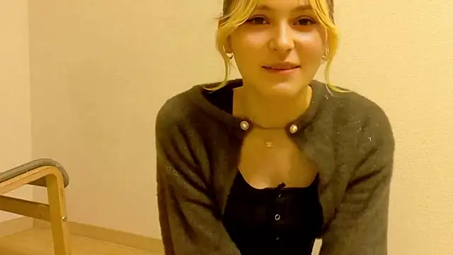 Snapshot of e_ri_ka93 chatting on 02/23/26, 10:12 e ri ka93 online show from 02/23/26, 10:12