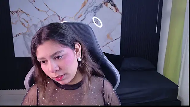 Snapshot of Sophie19__ chatting on 04/01/26, 11:33 Sophie19 online show from 04/01/26, 11:33