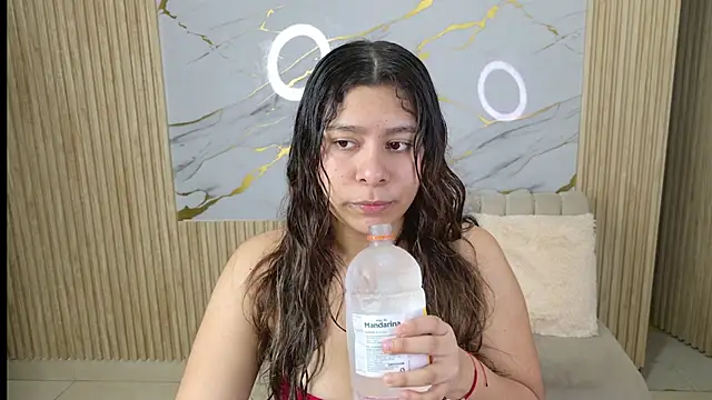 Snapshot of Sophie19__ chatting on 04/16/26, 11:33 Sophie19 online show from 04/16/26, 11:33