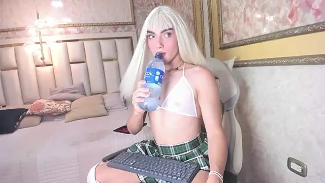 Snapshot of Veronica_hottie chatting on 03/04/26, 02:23 Veronica hottie online show from 03/04/26, 02:23