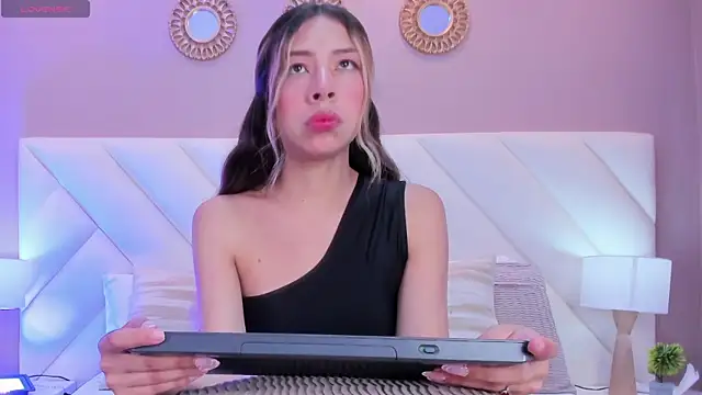 Snapshot of ValeryGomezz chatting on 04/27/26, 01:53 ValeryGomezz online show from 04/27/26, 01:53