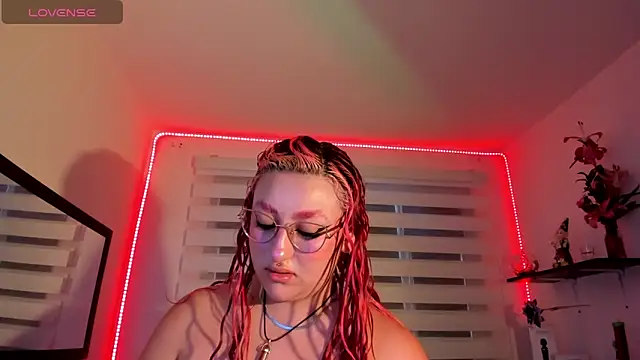Snapshot of Emily_Jonesh chatting on 04/28/26, 12:21 Emily Jonesh online show from 04/28/26, 12:21