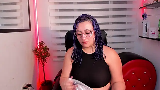 Snapshot of Emily_Jonesh chatting on 06/01/26, 01:02 Emily Jonesh online show from 06/01/26, 01:02