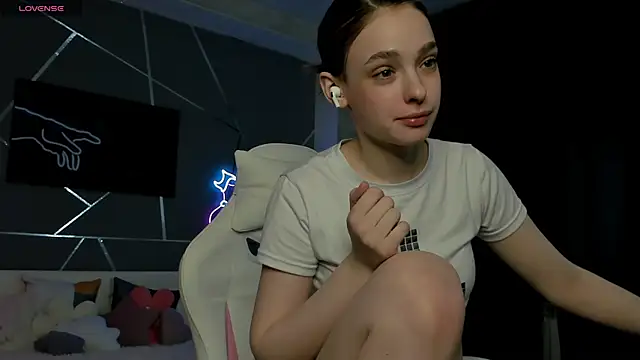 Snapshot of naomi_reiss chatting on 05/26/26, 01:23 naomi reiss online show from 05/26/26, 01:23