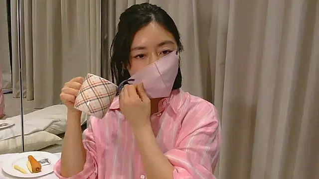 Snapshot of Mochi-Momo chatting on 04/11/26, 02:43 Mochi-Momo online show from 04/11/26, 02:43