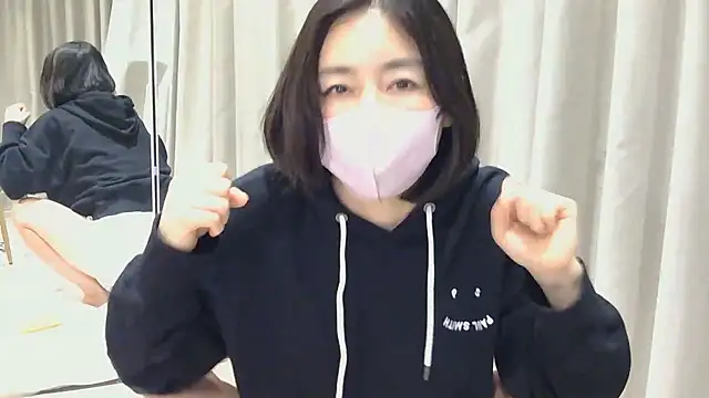 Snapshot of Mochi-Momo chatting on 04/14/26, 02:23 Mochi-Momo online show from 04/14/26, 02:23
