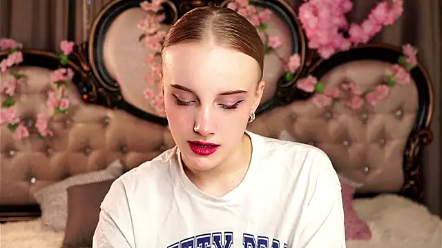 Snapshot of KirstinMcgeady chatting on 03/08/26, 11:14 KirstinMcgeady online show from 03/08/26, 11:14