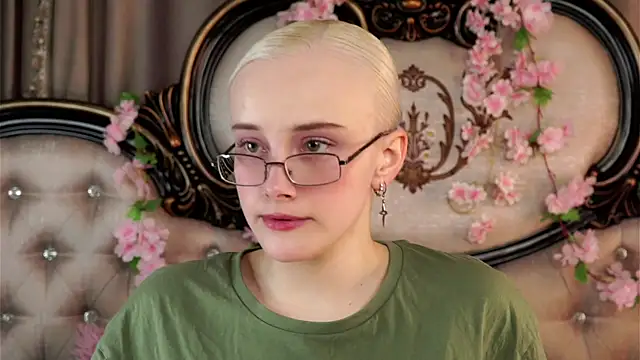 Snapshot of KirstinMcgeady chatting on 04/22/26, 11:12 KirstinMcgeady online show from 04/22/26, 11:12