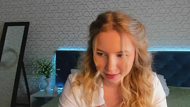 Snapshot of Linda__Bloom chatting on 03/26/26, 02:50 Linda Bloom online show from 03/26/26, 02:50