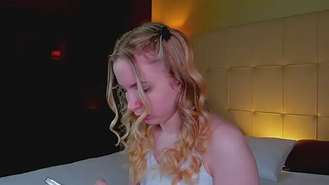Snapshot of Linda__Bloom chatting on 04/13/26, 01:11 Linda Bloom online show from 04/13/26, 01:11