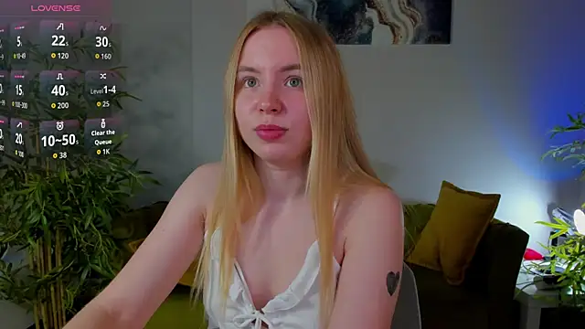Snapshot of Linda__Bloom chatting on 06/14/26, 12:41 Linda Bloom online show from 06/14/26, 12:41