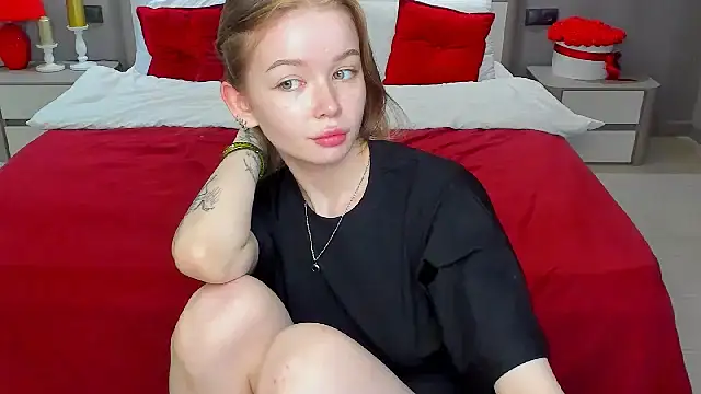 Snapshot of Violetta__Dreams chatting on 05/07/26, 04:23 Violetta Dreams online show from 05/07/26, 04:23