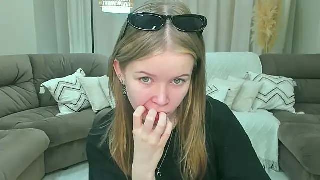 Snapshot of Violetta__Dreams chatting on 06/14/26, 04:14 Violetta Dreams online show from 06/14/26, 04:14