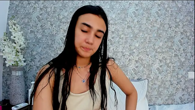 Snapshot of Anika_H chatting on 04/19/26, 06:10 Anika H online show from 04/19/26, 06:10