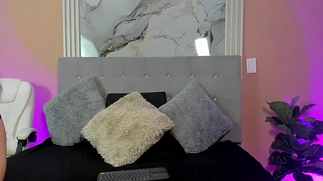 Snapshot of Ivy_Heat chatting on 04/22/26, 01:52 Ivy Heat online show from 04/22/26, 01:52