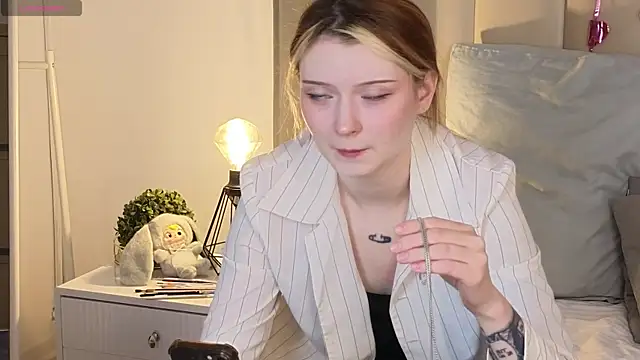 Snapshot of AlyssFrost chatting on 02/18/26, 04:03 AlyssFrost online show from 02/18/26, 04:03