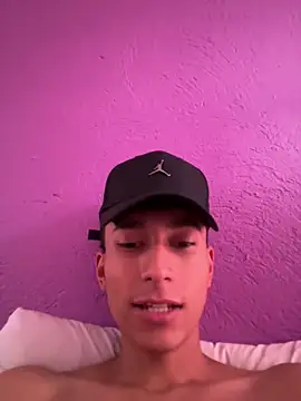 Snapshot of glopetitooo chatting on 06/15/26, 12:51 glopetitooo online show from 06/15/26, 12:51