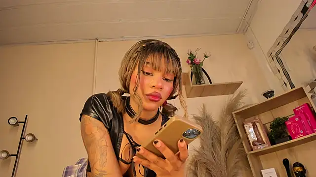 Snapshot of Tylla__ chatting on 04/01/26, 04:57 Tylla online show from 04/01/26, 04:57