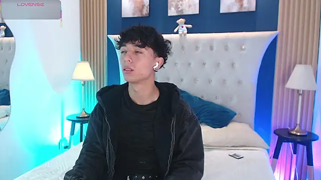 Snapshot of Aiden_Rivers_ chatting on 06/17/26, 01:01 Aiden Rivers online show from 06/17/26, 01:01